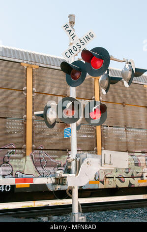 La vitesse des trains dans le tag Graffiti train crossing Banque D'Images