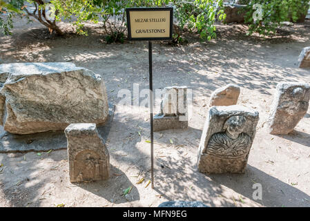 Détail de l'ancienne cité romaine en pierres tombales dans le château de Bodrum, Turquie. Banque D'Images