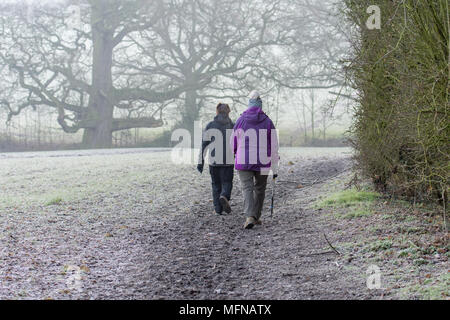 Les randonneurs de partir de Mickleton sur un marche de Cotswold sur un matin glacial Banque D'Images