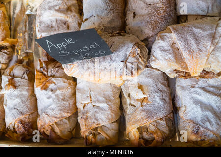 Les enrobés de sucre faites par apple strudel Dugan's de Tower Street Shropshire Ludlow. Avril 2018 Banque D'Images