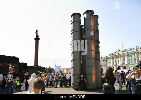 Le S-300 Système de missile de défense aérienne sur la Place du Palais, la Russie, la victoire dans la seconde guerre mondiale Banque D'Images