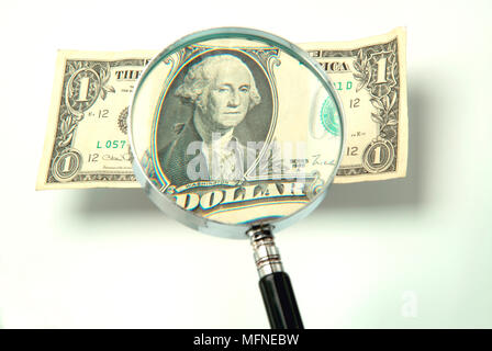 Close-up d'une loupe sur American dollar bill Ref : CRB117 10024 116 crédit obligatoire : David Barrett Sem - Allemand / Banque D'Images