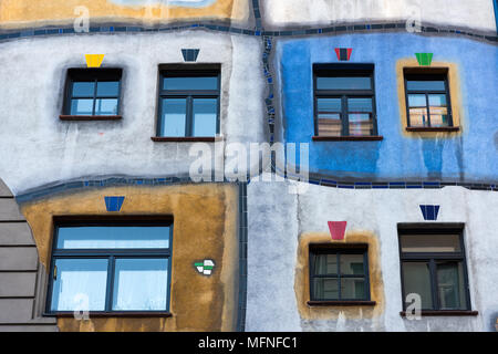 Façade de l'immeuble Hundertwasserhaus le logement public avec étages conçu par l'architecte autrichien Friedenreich Hundertwasser Banque D'Images