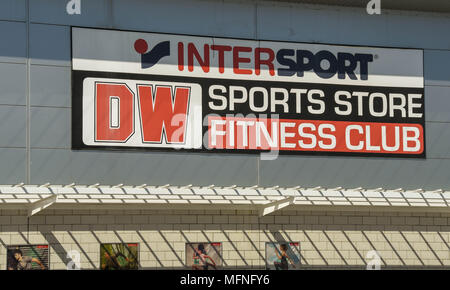 Grand panneau au-dessus de l'entrée d'un magasin de sport et DW fitness club sur un parc de vente au détail Banque D'Images