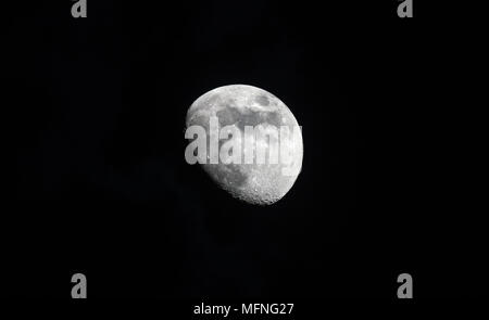 Trois quart de lune en grand détail dans un ciel de nuit noire Banque D'Images