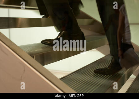 Close-up of a businessman à monter un escalier Ref : CRB257 10027  035 crédit obligatoire : Justine Sem - Allemand / Mise en conserve Banque D'Images