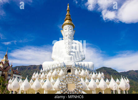 La statue blanche de cinq Bouddha de Wat Pra Kaew Fils Tat, Thaïlande Maison de province, Thailand Banque D'Images