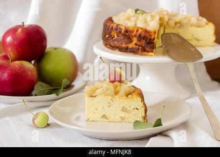 Cheesecake ou cassolette de fromage blanc aux pommes, servi avec sauce aux pommes compote. De style rustique, selective focus. Banque D'Images