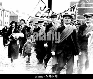 Grande dépression 1929-1936. Jarrow Mars de mineurs sans emploi et constructeurs de North East England énoncée le 5 octobre 1936 à mars les 280 miles (451 km) à Londres pour présenter une pétition au Parlement pour l'aide humanitaire et la création d'emplois. Banque D'Images