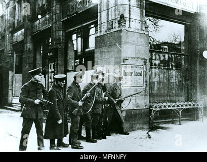 Spartakist soulèvement dans Berlin, 20 Novembre 1918 : des soldats armés dans la journée à Charlottenstrasse avant la révolution. Banque D'Images