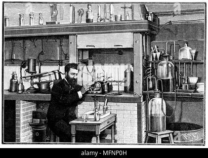 Henri Moissan (1852-1907) chimiste français, travaillant sur le fluor dans son laboratoire à l'Ecole de pharmacie, Paris. Il a isolé le fluor en 1883. Plus tard dans sa carrière, il a travaillé sur la production de pierres artificielles, en particulier des diamants. À partir de 'La nature', Paris, 1903 Banque D'Images