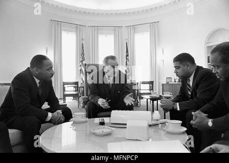 Lyndon Baines Johnson (1908-1973) 36e président des États-Unis dans les discussions avec les dirigeants des droits civils à la Maison Blanche, y compris Martin Luther King, Jr (1929-1968), gauche. Banque D'Images