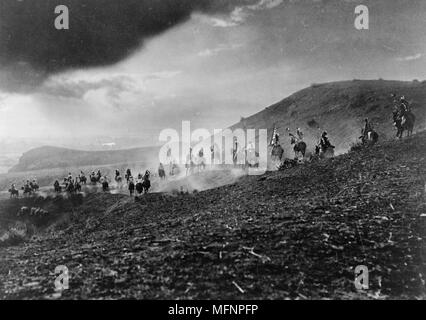 Groupe d'Autochtones américains dans la guerre en montagne équitation robe en scène re-enactment, 1913. Photographie par par Joseph Kossuth Dixon Banque D'Images