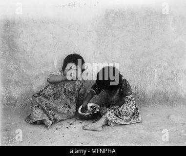 Deux filles Hopi assis sur sol manger melon, c1900. Photographie, Edward Curtis (1868-1952). Banque D'Images