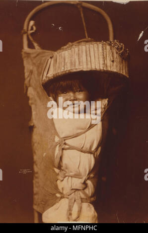 Un nourrisson dans Apache-bébé, c1903. Photographie, Edward Curtis (1868-1952). Banque D'Images