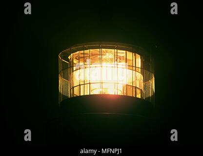 Lampe phare Shinning. Fait à partir de la lentille de Fresnel anneaux de verre. Vue de nuit gros plan avec selective focus Banque D'Images