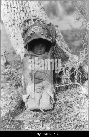 Porte-bébé dans Apache, 1923. Banque D'Images