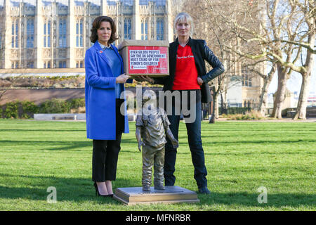 Natasha Kaplinsky diffuseur et l'actrice Joely Richardson, Save the Children ainsi que des ambassadeurs de 11 à 18 élèves de trois écoles de partout dans le Royaume-Uni et British-Yemeni communauté présente pour les photos avec pétition de plus de 60 000 signatures dans les jardins de la Tour Victoria en arrière-plan avec le Parlement à Westminster. Pour marquer le troisième anniversaire depuis l'escalade des conflits du Yémen, Save the Children est officiellement de présenter sa pétition à l'Office des étrangers, exhortant le gouvernement britannique de suspendre immédiatement les ventes d'armes à l'Arabie saoudite et d'assurer un accès humanitaire sans entrave aux enfants. Banque D'Images