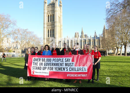 Natasha Kaplinsky diffuseur et l'actrice Joely Richardson, Save the Children ainsi que des ambassadeurs de 11 à 18 élèves de trois écoles de partout dans le Royaume-Uni et British-Yemeni communauté présente pour les photos avec pétition de plus de 60 000 signatures dans les jardins de la Tour Victoria en arrière-plan avec le Parlement à Westminster. Pour marquer le troisième anniversaire depuis l'escalade des conflits du Yémen, Save the Children est officiellement de présenter sa pétition à l'Office des étrangers, exhortant le gouvernement britannique de suspendre immédiatement les ventes d'armes à l'Arabie saoudite et d'assurer un accès humanitaire sans entrave aux enfants. Banque D'Images