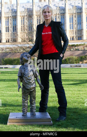 Natasha Kaplinsky diffuseur et l'actrice Joely Richardson, Save the Children ainsi que des ambassadeurs de 11 à 18 élèves de trois écoles de partout dans le Royaume-Uni et British-Yemeni communauté présente pour les photos avec pétition de plus de 60 000 signatures dans les jardins de la Tour Victoria en arrière-plan avec le Parlement à Westminster. Pour marquer le troisième anniversaire depuis l'escalade des conflits du Yémen, Save the Children est officiellement de présenter sa pétition à l'Office des étrangers, exhortant le gouvernement britannique de suspendre immédiatement les ventes d'armes à l'Arabie saoudite et d'assurer un accès humanitaire sans entrave aux enfants. Banque D'Images