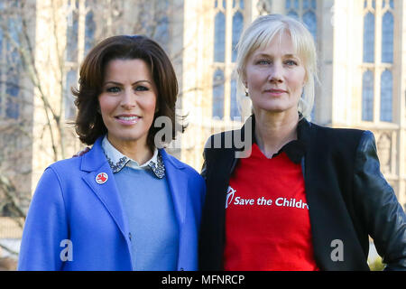 Natasha Kaplinsky diffuseur et l'actrice Joely Richardson, Save the Children ainsi que des ambassadeurs de 11 à 18 élèves de trois écoles de partout dans le Royaume-Uni et British-Yemeni communauté présente pour les photos avec pétition de plus de 60 000 signatures dans les jardins de la Tour Victoria en arrière-plan avec le Parlement à Westminster. Pour marquer le troisième anniversaire depuis l'escalade des conflits du Yémen, Save the Children est officiellement de présenter sa pétition à l'Office des étrangers, exhortant le gouvernement britannique de suspendre immédiatement les ventes d'armes à l'Arabie saoudite et d'assurer un accès humanitaire sans entrave aux enfants. Banque D'Images