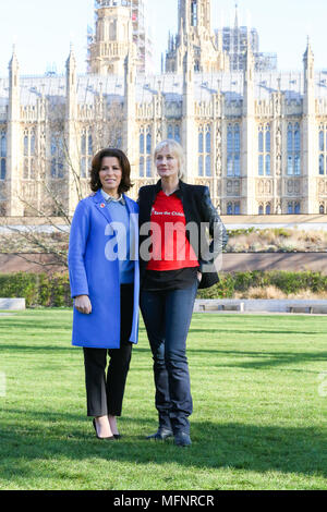 Natasha Kaplinsky diffuseur et l'actrice Joely Richardson, Save the Children ainsi que des ambassadeurs de 11 à 18 élèves de trois écoles de partout dans le Royaume-Uni et British-Yemeni communauté présente pour les photos avec pétition de plus de 60 000 signatures dans les jardins de la Tour Victoria en arrière-plan avec le Parlement à Westminster. Pour marquer le troisième anniversaire depuis l'escalade des conflits du Yémen, Save the Children est officiellement de présenter sa pétition à l'Office des étrangers, exhortant le gouvernement britannique de suspendre immédiatement les ventes d'armes à l'Arabie saoudite et d'assurer un accès humanitaire sans entrave aux enfants. Banque D'Images