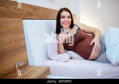 Femme enceinte rester hydraté Banque D'Images