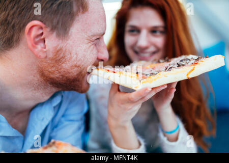 Couple et manger pizza Banque D'Images