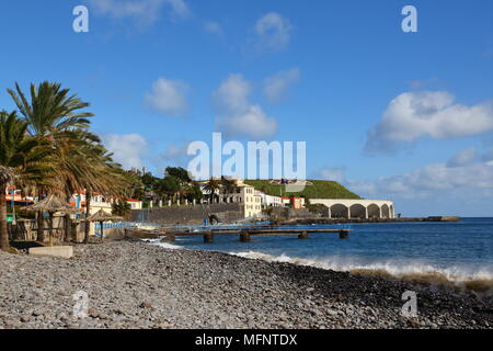 Plage de galets à Santa Cruz sur l'île portugaise de Madère Banque D'Images