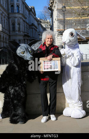 Le guitariste Brian May Queen seul avec les militants de la protection animale dont deux portant papier mâché géant fox et têtes de lapin sur les marches de 10 Downing Street avec une pétition de plus de 400 000 signatures exhortant le Premier ministre Theresa peut introduire une fourrure animale Royaume-uni interdiction des importations. Avec : Brian May Où : London, Royaume-Uni Quand : 26 Mar 2018 Crédit : Dinendra Haria/WENN Banque D'Images