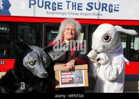 Le guitariste Brian May Queen seul avec les militants de la protection animale dont deux portant papier mâché géant fox et têtes de lapin sur les marches de 10 Downing Street avec une pétition de plus de 400 000 signatures exhortant le Premier ministre Theresa peut introduire une fourrure animale Royaume-uni interdiction des importations. Avec : Brian May Où : London, Royaume-Uni Quand : 26 Mar 2018 Crédit : Dinendra Haria/WENN Banque D'Images