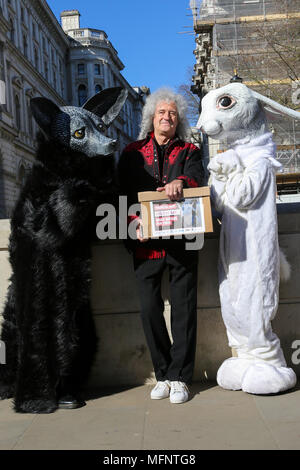 Le guitariste Brian May Queen seul avec les militants de la protection animale dont deux portant papier mâché géant fox et têtes de lapin sur les marches de 10 Downing Street avec une pétition de plus de 400 000 signatures exhortant le Premier ministre Theresa peut introduire une fourrure animale Royaume-uni interdiction des importations. Avec : Brian May Où : London, Royaume-Uni Quand : 26 Mar 2018 Crédit : Dinendra Haria/WENN Banque D'Images