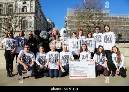 Le guitariste Brian May Queen seul avec les militants de la protection animale dont deux portant papier mâché géant fox et têtes de lapin sur les marches de 10 Downing Street avec une pétition de plus de 400 000 signatures exhortant le Premier ministre Theresa peut introduire une fourrure animale Royaume-uni interdiction des importations. Avec : Brian May Où : London, Royaume-Uni Quand : 26 Mar 2018 Crédit : Dinendra Haria/WENN Banque D'Images