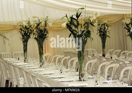 Lys blancs avec des vases sur les tables ref : 103646 CRB457  0142 CRÉDIT OBLIGATOIRE : Helen Maynard Sem - Allemand / Banque D'Images