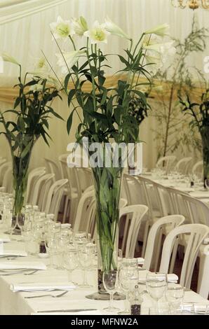 Lys blancs avec des vases sur les tables ref : 103646 CRB457  0143 CRÉDIT OBLIGATOIRE : Helen Maynard Sem - Allemand / Banque D'Images