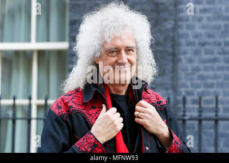 Le guitariste Brian May Queen seul avec les militants de la protection animale dont deux portant papier mâché géant fox et têtes de lapin sur les marches de 10 Downing Street avec une pétition de plus de 400 000 signatures exhortant le Premier ministre Theresa peut introduire une fourrure animale Royaume-uni interdiction des importations. Avec : Brian May Où : London, Royaume-Uni Quand : 26 Mar 2018 Crédit : Dinendra Haria/WENN Banque D'Images