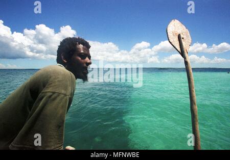 Son directeur Boatman petit bateau tout près de la côte de Zanzibar, Tanzanie, Afrique de l'Est. Ref : 103533 CRB459  0011 CRÉDIT OBLIGATOIRE : Ian Hughes Banque D'Images