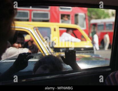 Jeune fille mendier dans la fenêtre d'un taxi à Bombay (Mumbai), Inde. Ref : 103533 CRB459  0012 CRÉDIT OBLIGATOIRE : Ian Hughes Sem - Allemand / Banque D'Images