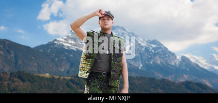 Soldat en uniforme militaire sur les montagnes Banque D'Images