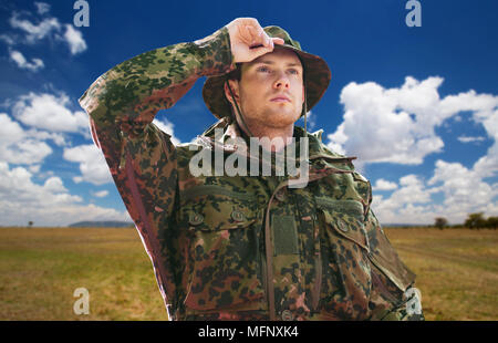 D'un soldat ou d'un voyageur à l'uniforme militaire sur sky Banque D'Images