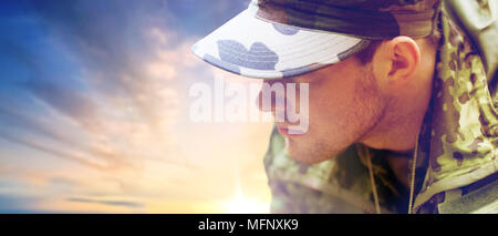 Close up de jeune soldat en uniforme militaire Banque D'Images