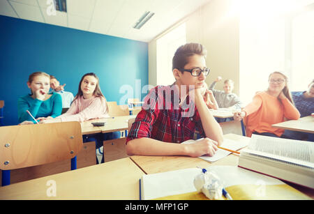 Camarades riant de garçon étudiant à l'école Banque D'Images