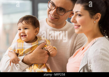 Famille heureuse avec sa petite fille à la maison Banque D'Images