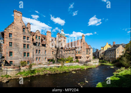 Voir l'eau de rivière de Leith à Dean village avec cour puits historique immeuble , Edinburgh, Ecosse, Royaume-Uni Banque D'Images