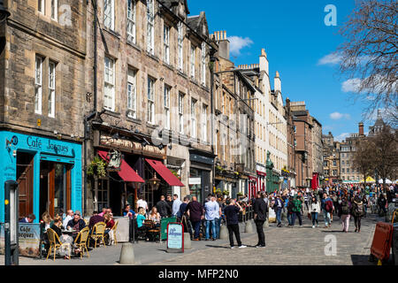 Avis de terrasses de bars à Grassmarket Édimbourg en vieille ville sur l'après-midi ensoleillé, Édimbourg, Écosse, Royaume-Uni Banque D'Images