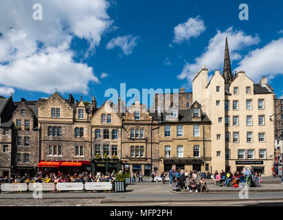 Avis de terrasses de bars à Grassmarket Édimbourg en vieille ville sur l'après-midi ensoleillé, Édimbourg, Écosse, Royaume-Uni Banque D'Images