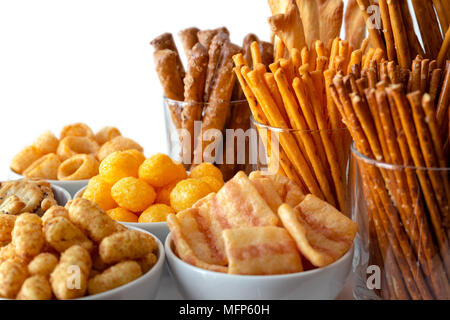 Choix de nombreux types de snacks dans les plats en céramique blanche et lunettes. Banque D'Images