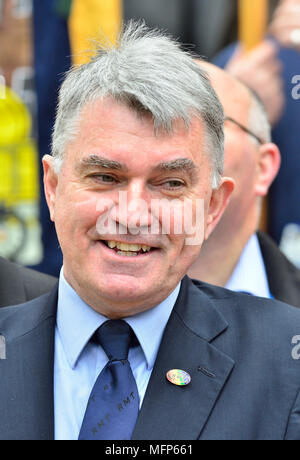 Mick Cash - Secrétaire général de l'Union européenne - à l'occasion d'une RMT protester à Westminster sur le 2e anniversaire du début de l'EGI grève le Rail Sud Banque D'Images