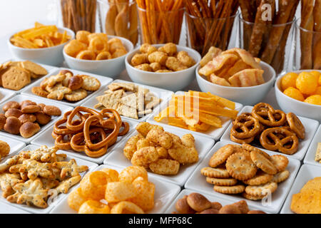 Rangées de nombreux types de snacks dans des plats en céramique blanche. Banque D'Images