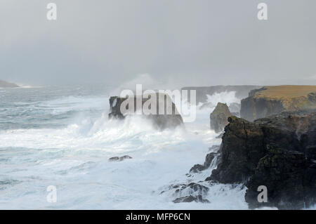 Soumission des vagues à Eshaness cliffs dans l'Île Shetland pendant une grosse tempête Atlantique